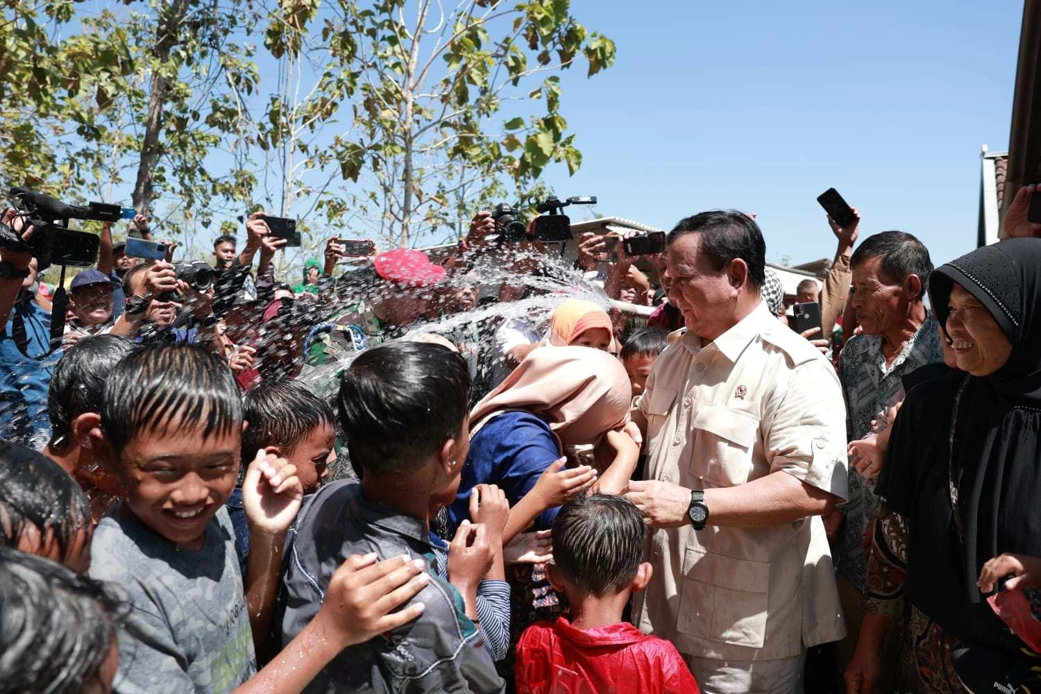 Prabowo Resmi Hibah kan Sumur Air Bersih di Banten,  Main Air Bareng Anak-anak