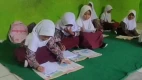 Siswa SDN Ambon Kota Serang Terpaksa Belajar Tanpa Kursi dan Meja