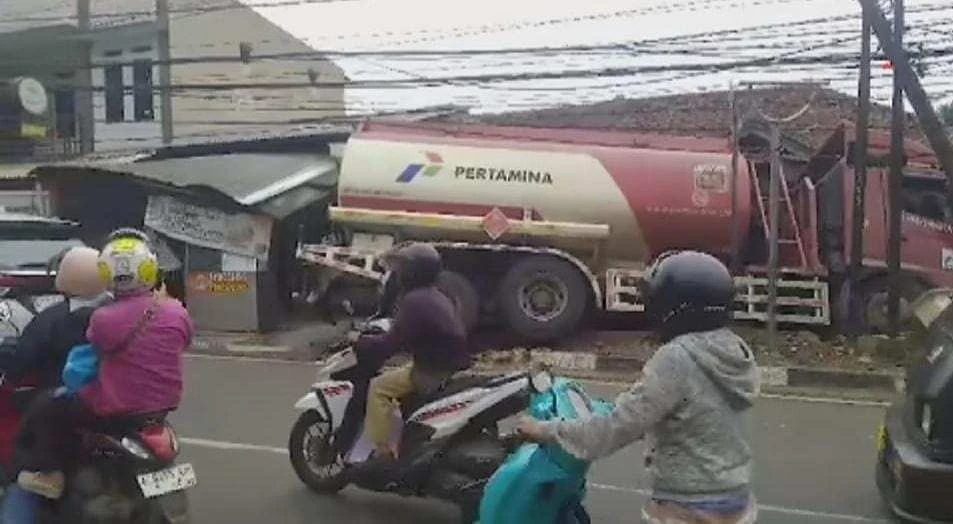 Kecelakaan Tunggal, Truk Tangki BBM Pertamina Tabrak Warung di Pinggir Jalan Pandeglang
