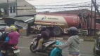 Kecelakaan Tunggal, Truk Tangki BBM Pertamina Tabrak Warung di Pinggir Jalan Pandeglang